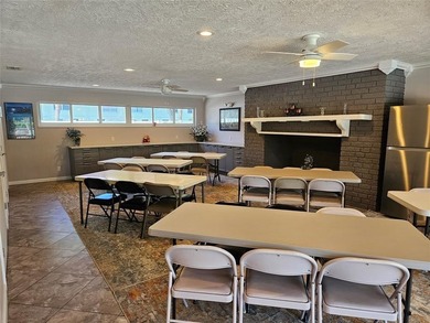 Wonderful Complex. Very well kept. Clean and a pleasure to show - photo 19