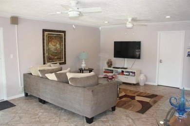 Wonderful Complex. Very well kept. Clean and a pleasure to show - photo 20