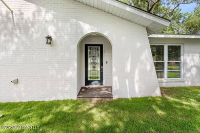 Public Remarks: THIS HOUSE COMES FURNISHED and is Turn Key! - photo 2