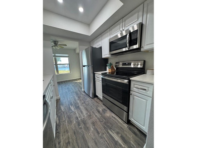 Enjoy waterfront living in this beautifully located Bayhouse - photo 10
