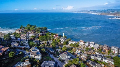 Oceanfront property with stunning views of the Pacific Ocean and - photo 2