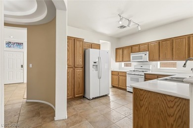 WOW! Beautiful Waterford home of elegance and ease. It's move-in - photo 3