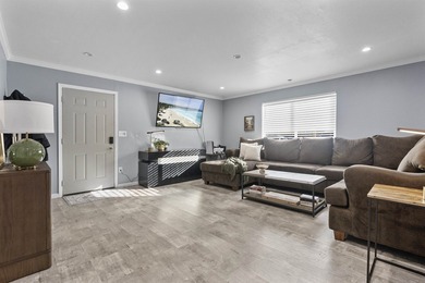 Beautifully Remodeled Home Near Trails and the Coast! Step - photo 6