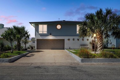 This exquisite, fully remodeled waterfront paradise offers - photo 1