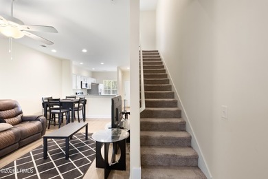 Practically brand-new and lightly lived-in 2 bedroom, 2.5 bath - photo 12