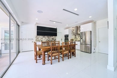 Exceptional opportunity to own a beautifully renovated 5-acre - photo 2