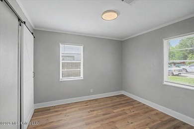 This beautifully updated 3 bedroom, 1 bathroom home offers a - photo 6
