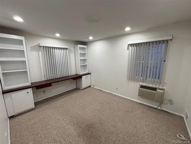 A great house located in a beautiful neighborhood with award - photo 11
