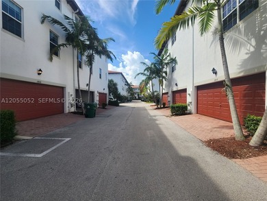Lakefront, very well-maintained tri-level townhome at Montclair - photo 20