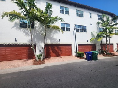 Lakefront, very well-maintained tri-level townhome at Montclair - photo 21