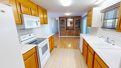 MOTIVATED SELLER! Relaxed lifestyle on the coast... This - photo 8