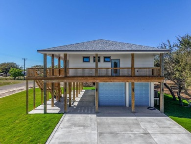 Southern architecture coupled with Texas Coastal vibes. New - photo 2