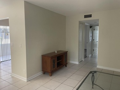 Very Nice 2 Bedroom 2 bath, Deluxe unit Tiled and vinyl Laminate - photo 2