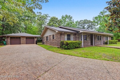 Situated on a quiet cul-de-sac in the heart of Diamondhead, this - photo 2