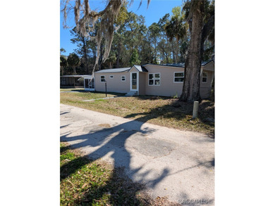 This beautifully renovated mobile home in Homosassa offers a - photo 1