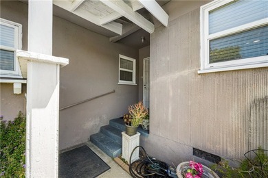 Wonderful mid-century Plaza property situated on a very generous - photo 8