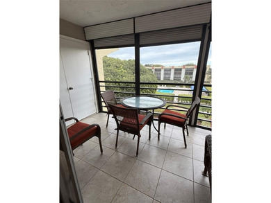 Large 2/2, tile flooring, granit countertops, new A/C 2021 & new