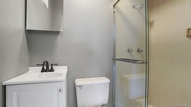Fully renovated, modern appliances, beautiful, spacious - photo 11