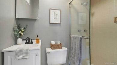 Fully renovated, modern appliances, beautiful, spacious - photo 16