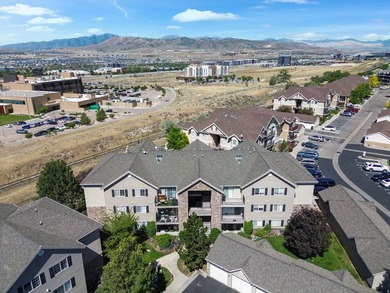 Top-floor condo w/ vaulted ceilings, no upstairs neighbors - photo 33