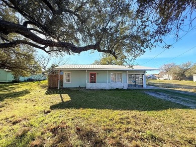 Investment opportunity in the heart of Rockport! This 2-bedroom - photo 1