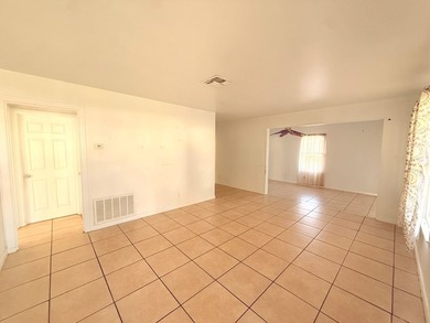 Investment opportunity in the heart of Rockport! This 2-bedroom - photo 2
