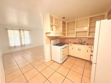 Investment opportunity in the heart of Rockport! This 2-bedroom - photo 4