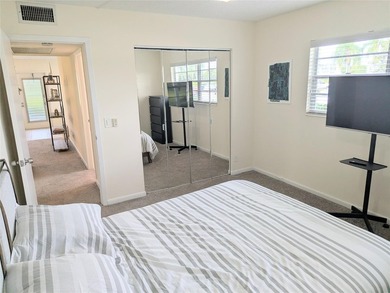 Bright ground-floor corner unit, partially furnished, featuring - photo 4