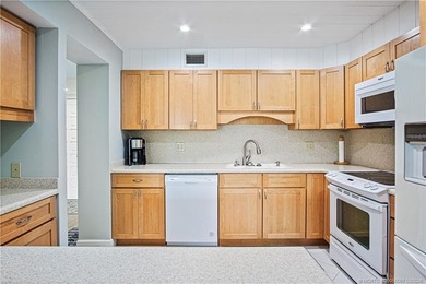 This beautifully furnished 2/2 condo is turnkey ready for - photo 13
