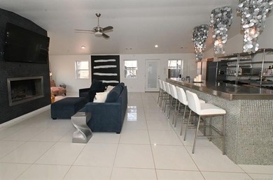 A Touch of Modern - Fully Furnished & Remodeled Near Lake - photo 7