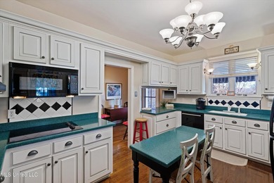 A timeless Georgian-style estate built in 1947 and lovingly - photo 15
