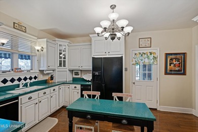 A timeless Georgian-style estate built in 1947 and lovingly - photo 16