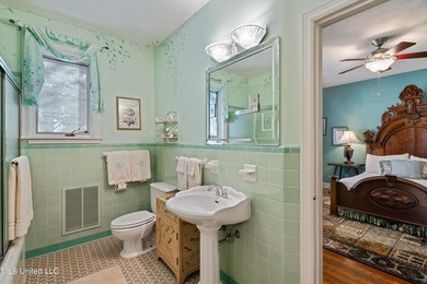 A timeless Georgian-style estate built in 1947 and lovingly - photo 21