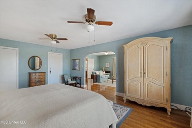 A timeless Georgian-style estate built in 1947 and lovingly - photo 27