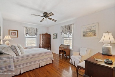 A timeless Georgian-style estate built in 1947 and lovingly - photo 31