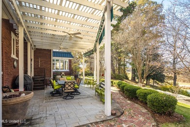 A timeless Georgian-style estate built in 1947 and lovingly - photo 33