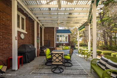 A timeless Georgian-style estate built in 1947 and lovingly - photo 34