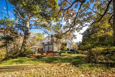 A timeless Georgian-style estate built in 1947 and lovingly - photo 42