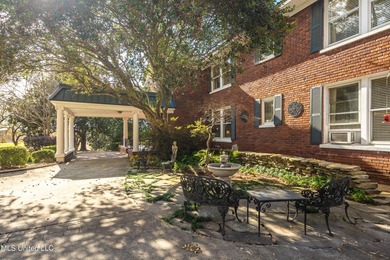 A timeless Georgian-style estate built in 1947 and lovingly - photo 44