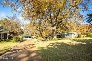 A timeless Georgian-style estate built in 1947 and lovingly - photo 51