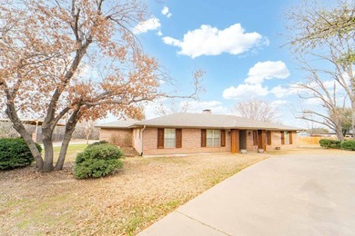 YES! A lovely FOUR bedroom home located in a great neighborhood - photo 4