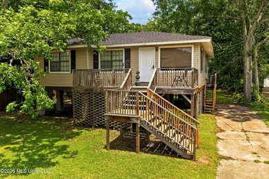 Coastal charm just one block from the beach! This 3 bedroom, 1 - photo 1