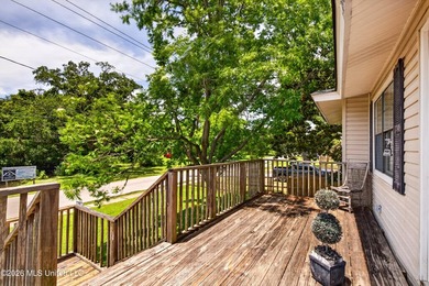 Coastal charm just one block from the beach! This 3 bedroom, 1 - photo 6