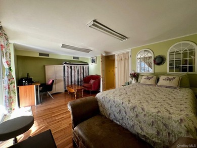 Exceptional townhouse in the highly sought-after Whitestone - photo 12