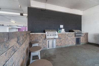 **PRICE IMPROVEMENT**Enjoy the best of Downtown in this