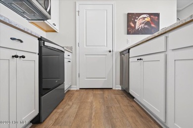 Looking for an almost new, move-in ready, fully furnished home? - photo 8