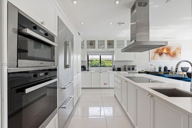 Stunning South Lake villa in Hollywood Beach on a 100' - photo 14