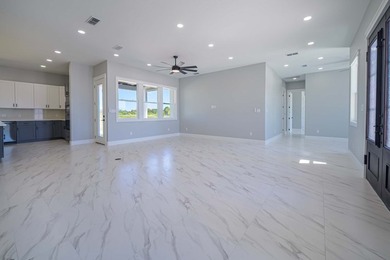 New custom home on a quiet cul-de-sac across from Copano Bay! - photo 16