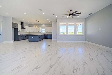 New custom home on a quiet cul-de-sac across from Copano Bay! - photo 17