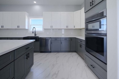 New custom home on a quiet cul-de-sac across from Copano Bay! - photo 29